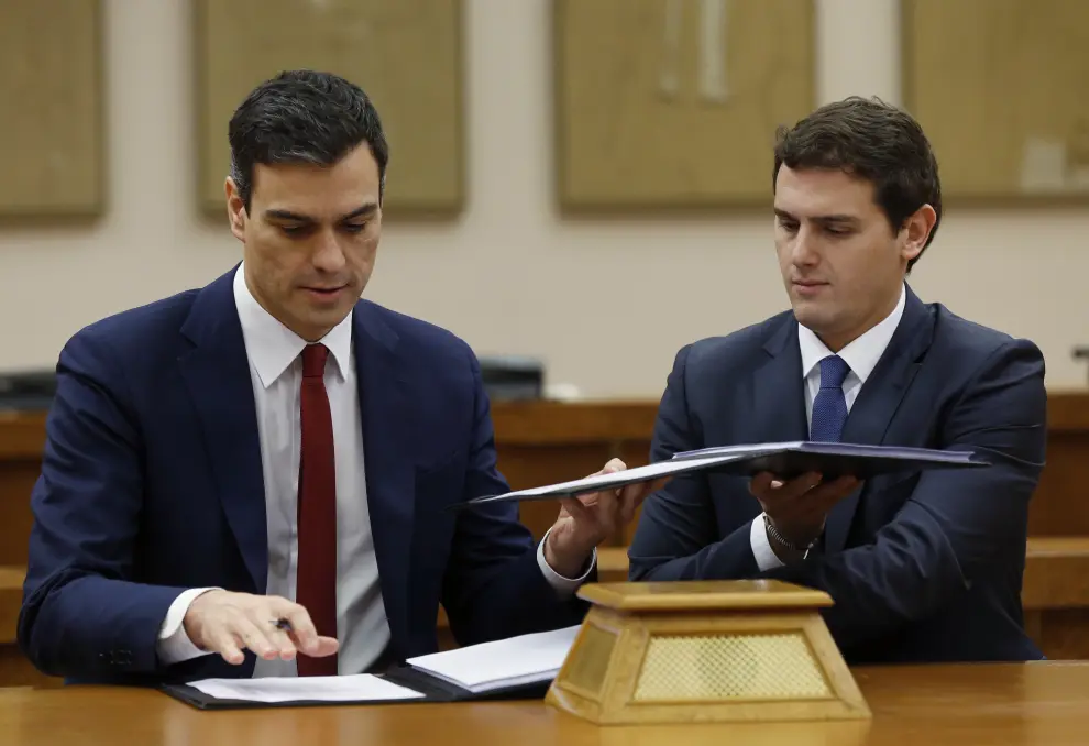 Sánchez y Rivera firman el acuerdo de investidura y legislatura