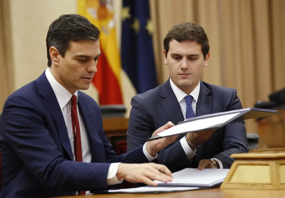Sánchez y Rivera firman el acuerdo de investidura y legislatura