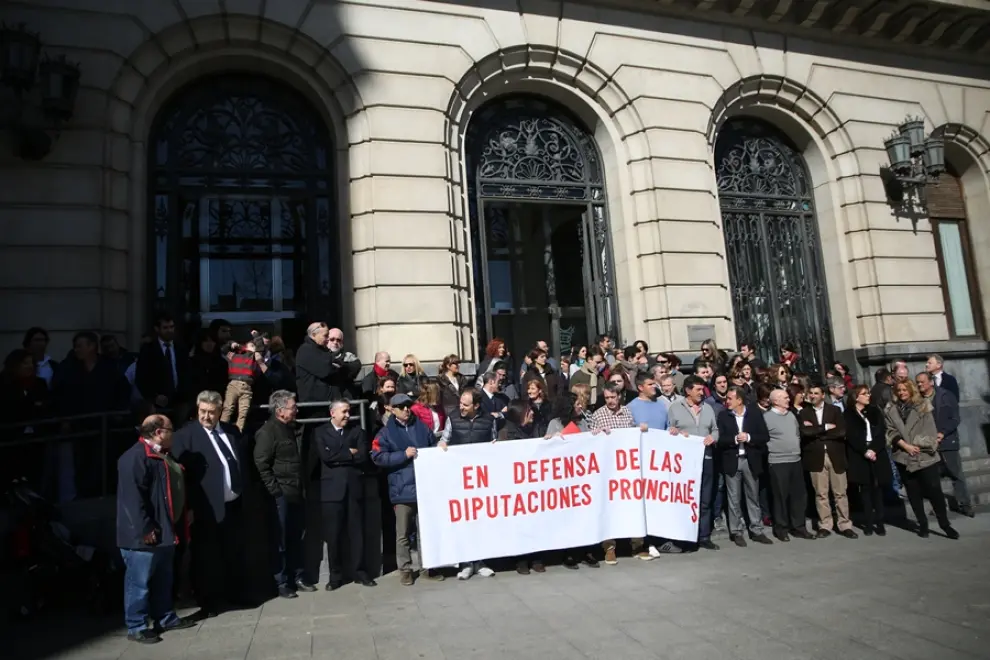 Concentración de los trabajadores de la Diputación de Zaragoza