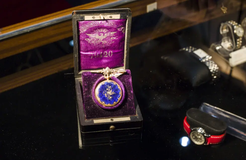 Reloj femenino de bolsillo, fechado hacia 1850, con esmaltes y diamantes. Stand de Numismática García, 1.200 euros.