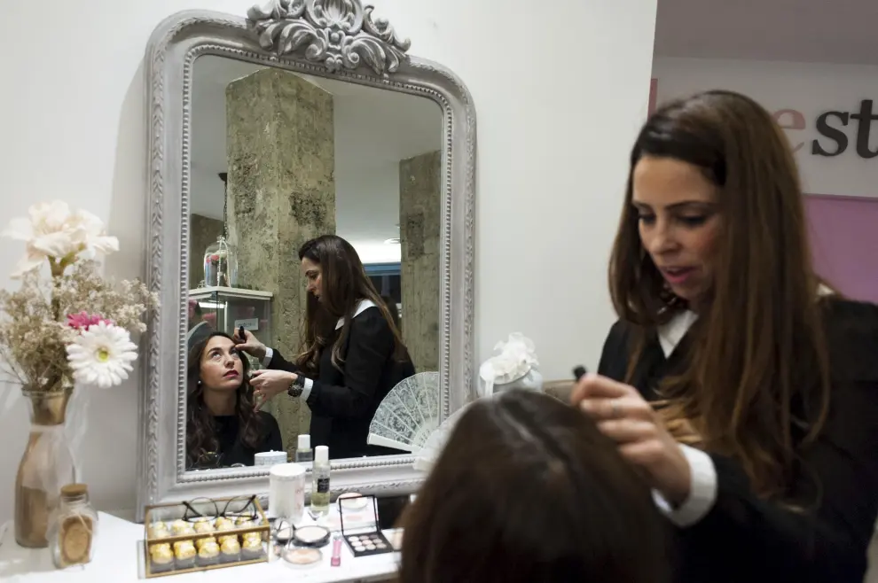 La estilista Eva Pellejero, maquillando a la novia María Morte.