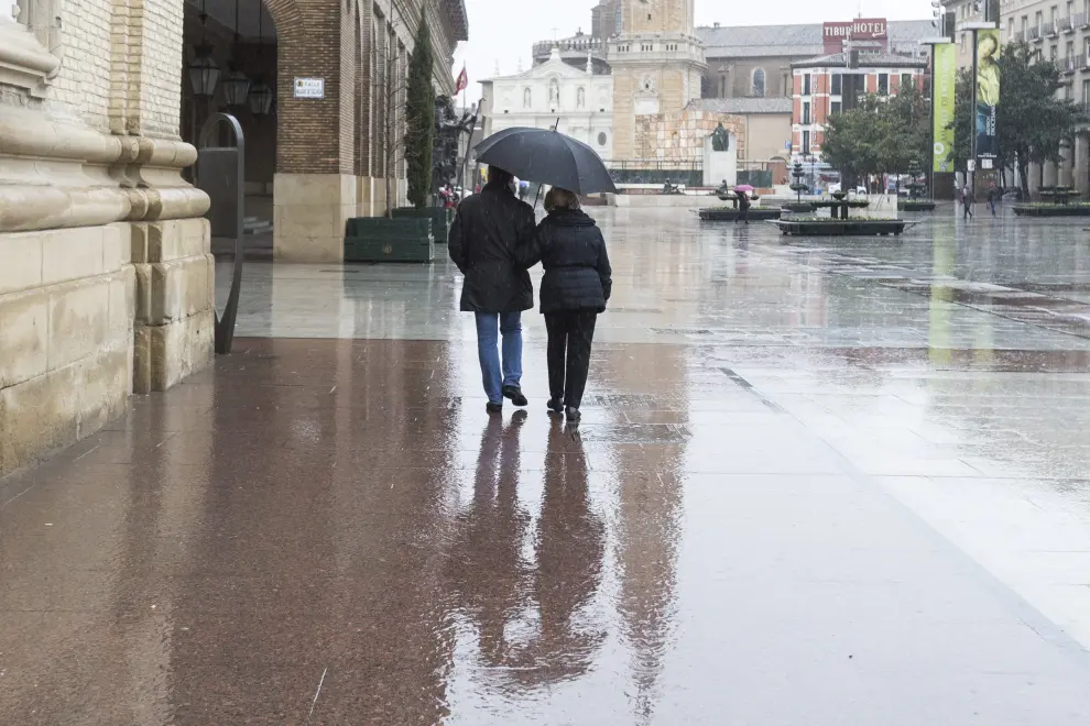 La lluvia y el viento provocan muchas incidencias en Zaragoza