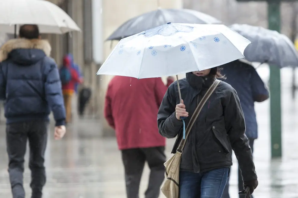 La lluvia y el viento provocan muchas incidencias en Zaragoza