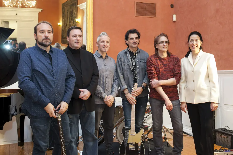 Alonso Martínez, Pedro Gan, Enrique Casanova, José Luis Arrazola, Senda Romero y Ana Pilar Zaldívar, en la Sala de Música del Palacio de Sástago.