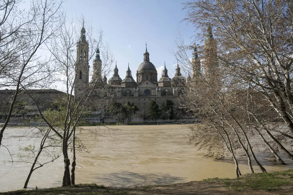 Crecida del caudal del Ebro a su paso por Zaragoza