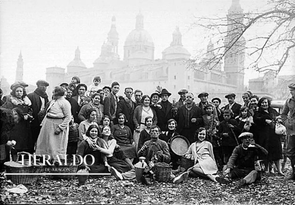 Celebración de la Cincomarzada a orillas del río Ebro en Zaragoza en la década de los años 30.
