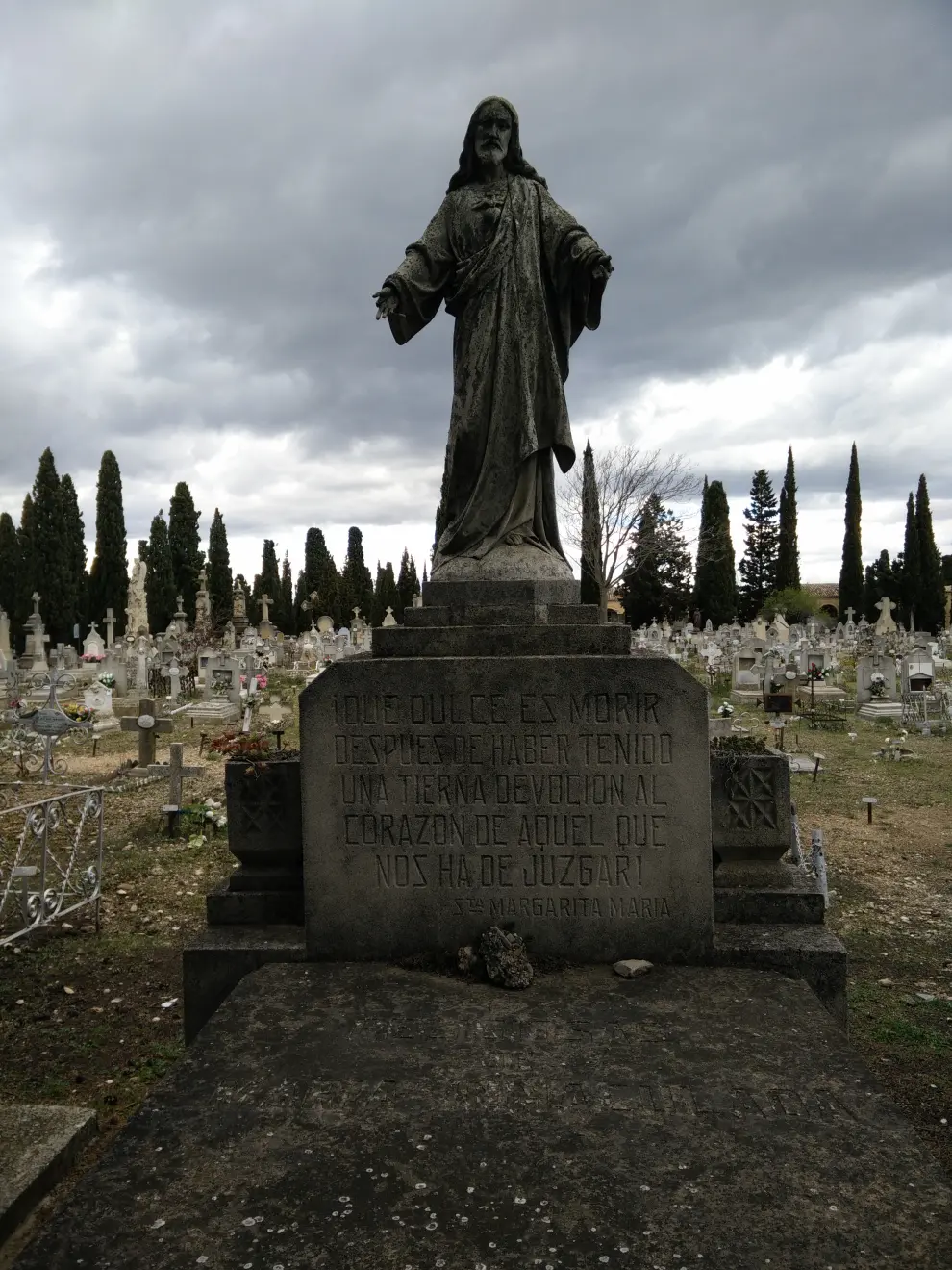 Una escultura funeraria de la parte antigua del cementerio de Torrero.
