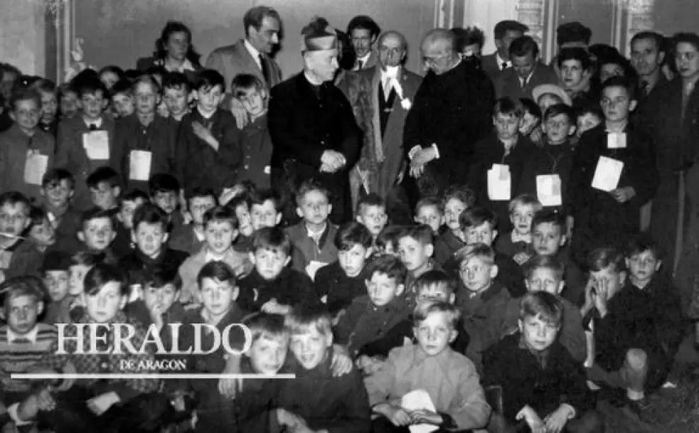 Un grupo de niños austriacos que llegaron desde Austria a España como refugiados después de la Segunda Guerra Mundial en Zaragoza en 1949.