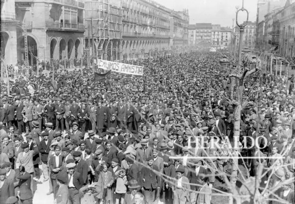 Clemencia para los sublevados de Jaca. Manifestación multitudinaria en el paseo de la Independencia de Zaragoza, el 14 de marzo de 1931, para pedir clemencia al Gobierno y evitar un luto innecesario tras conocerse, por el Consejo de Guerra, la sentencia a muerte de cinco insurrectos en Jaca tres meses atrás.