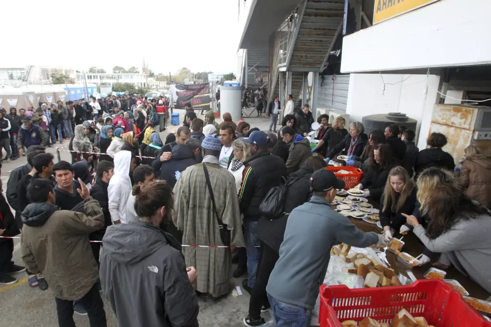 Los refugiados cruzan de Grecia a Macedonia