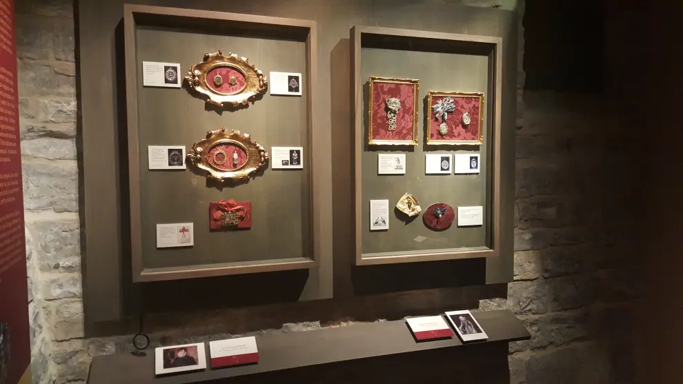 La exposición alberga las cincuenta joyas que adornan el cuerpo de Santa Orosia, que datan desde el siglo XVI al XX.