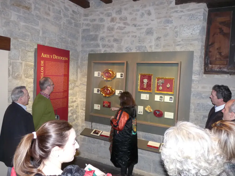 La comisaria de la exposición, Carolina Naya enseña la muestra en el Museo Diocesano de Jaca.