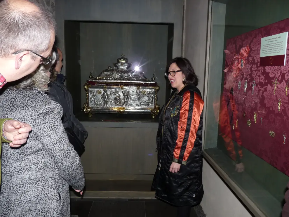 La comisaria de la exposición, Carolina Naya enseña la muestra en el Museo Diocesano de Jaca.