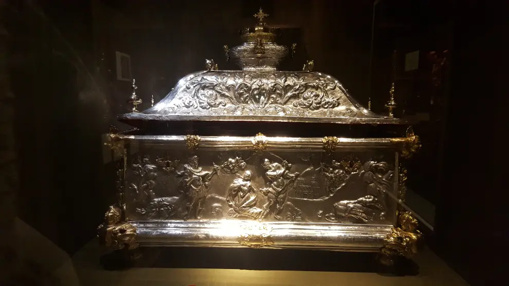 Arqueta de plata donde se guardan las reliquias de Santa Orosia.