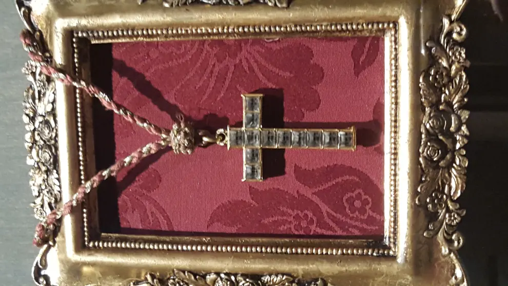 Cruz latina con claveques y reverso esmaltado con nicho central para reliquias.