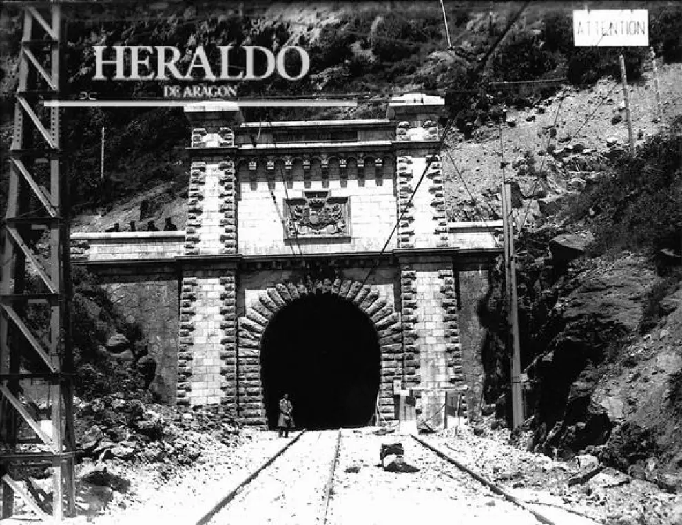 En marzo de 1970 un accidente del tren de mercancías provocó el hundimiento del puente de L'Estanguet y cerró la línea del Canfranc. Aragón quedó incomunicada con Francia por ferrocarril: fue la confirmación de un final anunciado. En la fotografía, entrada del túnel del Canfranc en 1928.