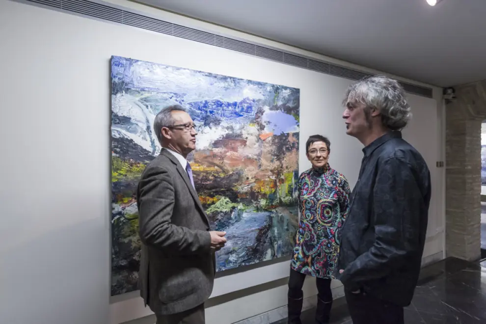 Rafael Ordóñez, Eduardo Lozano y Chelo Carbonell, delante de una de las obras del artista.