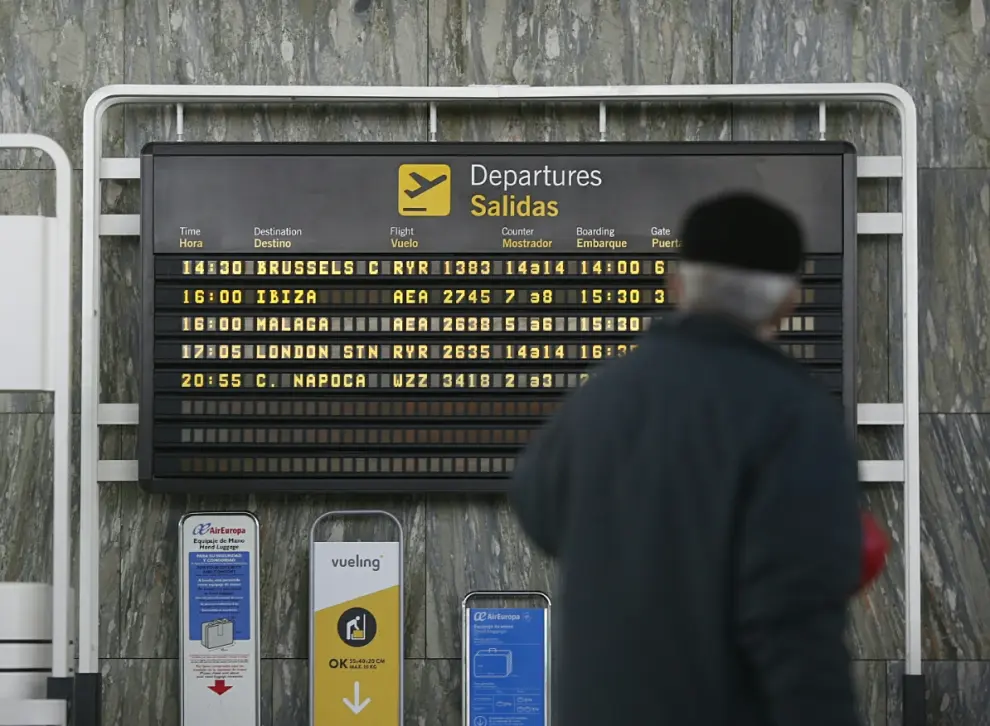 Un panel informativo del aeropuerto de Zaragoza.