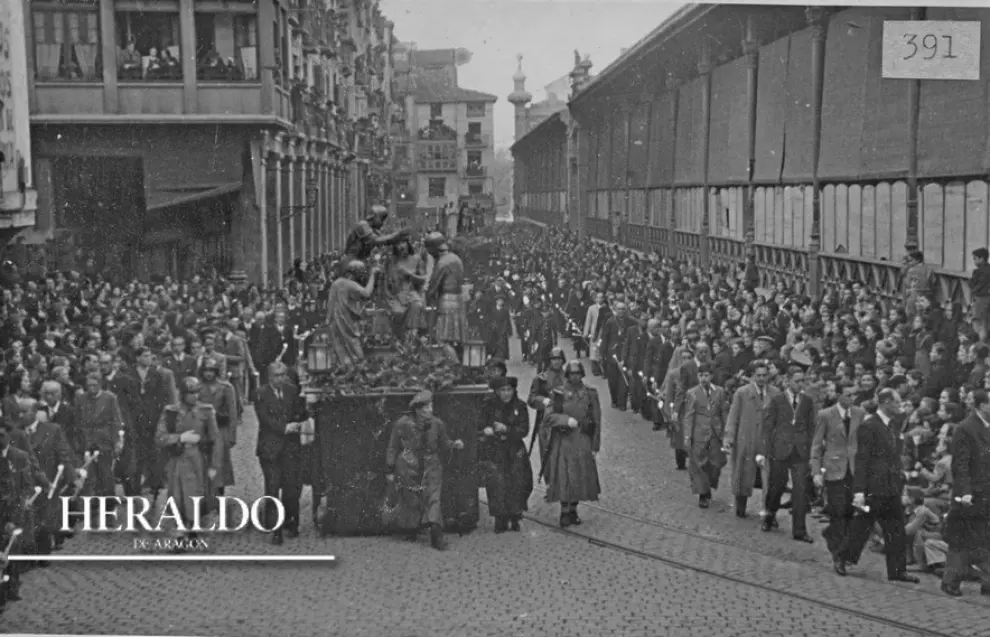 Viernes Santo de 1941 en Zaragoza. Paso de la Coronación de Espinas, a su paso por el Mercado Central y custodiado por guardias de asalto, en la Procesión del Santo Entierro