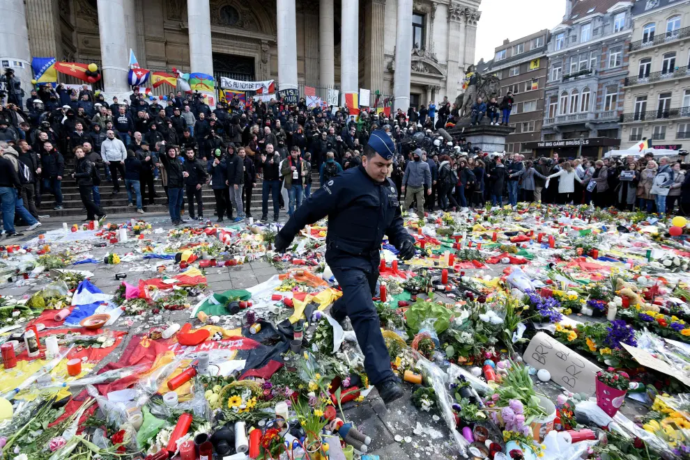 Radicales interrumpen una concentración pacífica por los fallecidos en los atentados de Bruselas