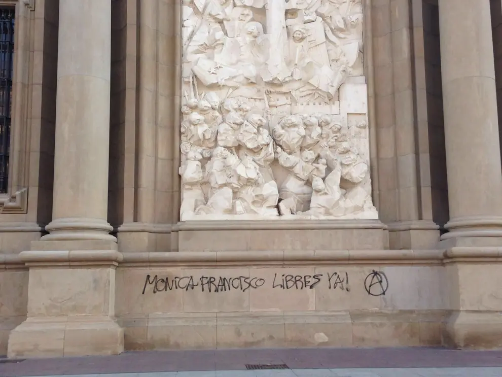 Pintadas anarquistas aparecidas este miércoles en la fachada de la Basílica del Pilar