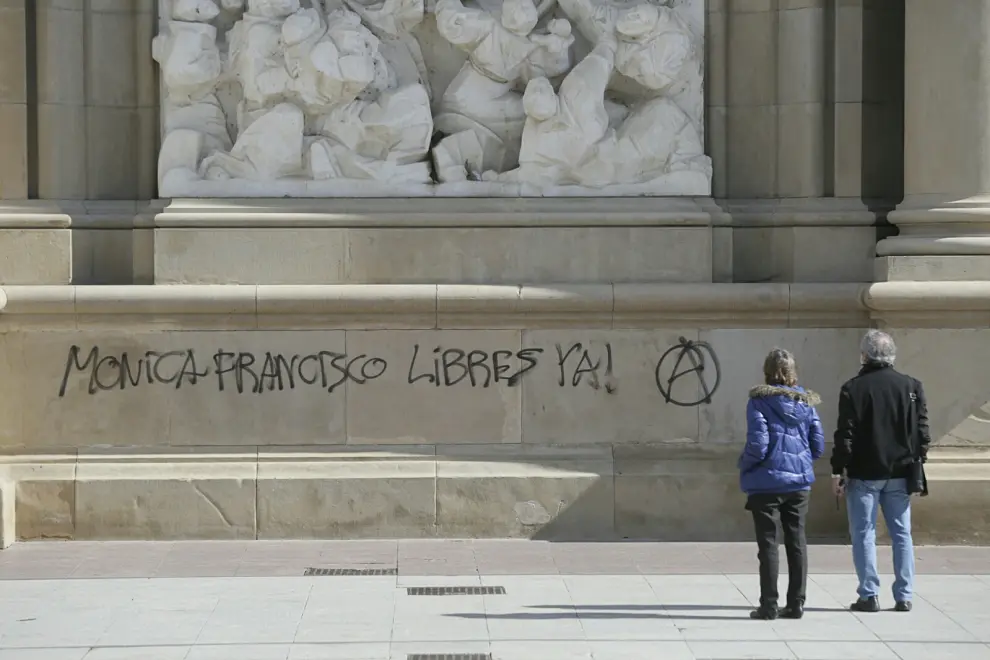 Pintadas anarquistas aparecidas este miércoles en la fachada de la Basílica del Pilar
