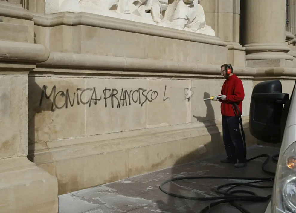 Borrado de las pintadas anarquistas de la fachada del Pilar