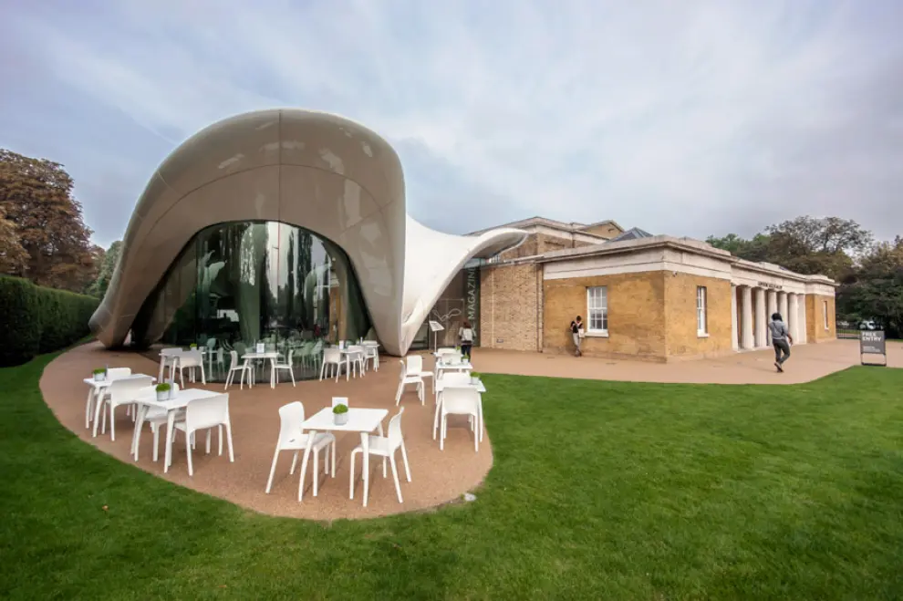 Pabellón de la Serpentine Gallery de Londres (2000). Hadid diseñó una estructura de acero con tejados triangulares planos que crean diversos espacios internos para un pabellón que inauguró la tradición de esta galería de construir anualmente un espacio temporal.