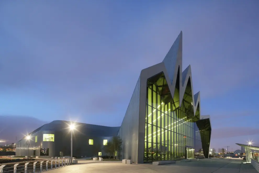 Museo Riverside en Glasgow (2011). Un proyecto que elevó su presupuesto hasta los 74 millones de libras y que ganó en 2013 el premio al Museo Europeo del año. Es el edificio más grande construido por Hadid en Reino Unido y destaca su asombroso tejado de zinc.