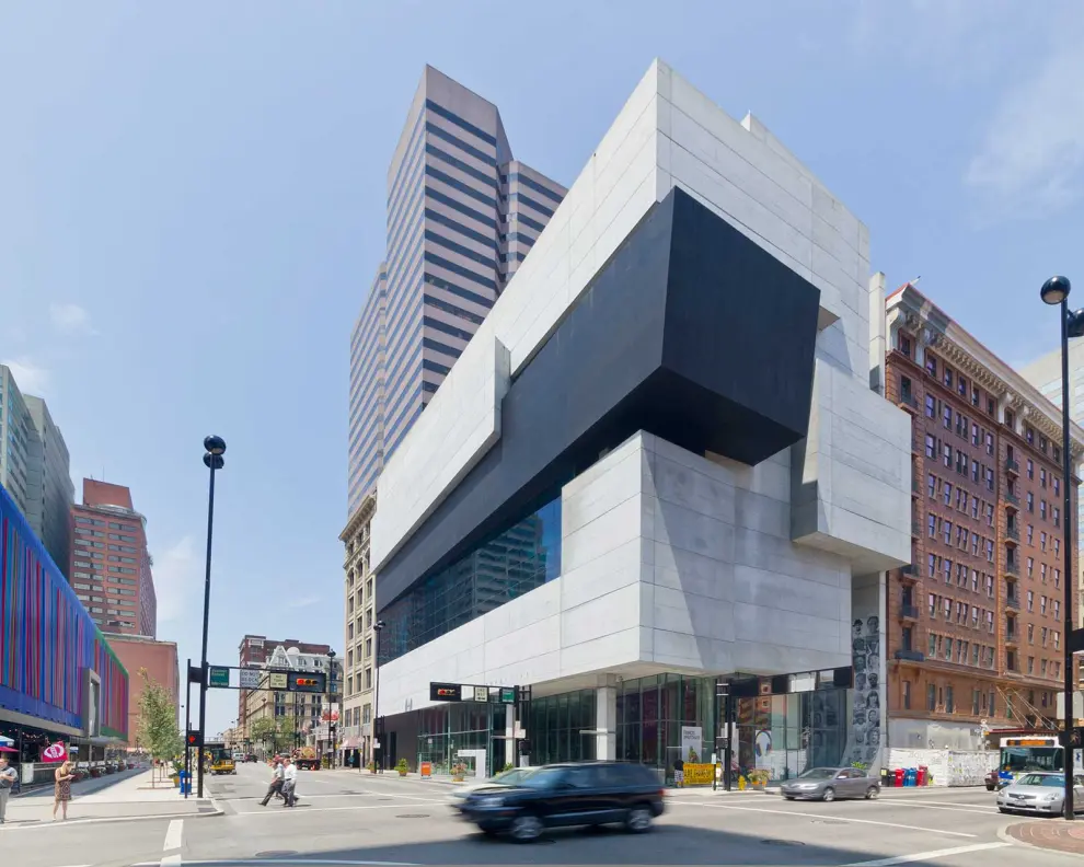 Centro de Arte Contemporáneo Rosenthal en Cincinnati (EE.UU., 2003). El primer proyecto de Zaha Hadid en Estados Unidos y descrito por el New York Times como "el edificio más importante completado en América desde la Guerra Fría".