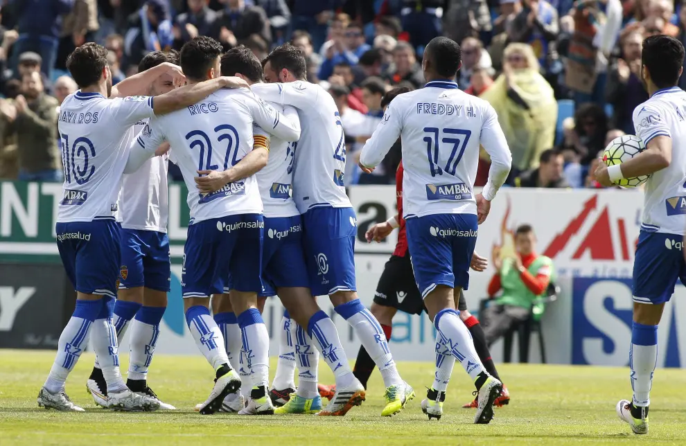 Los jugadores del Real Zaragoza celebran el gol de Dorca contra el Mallorca