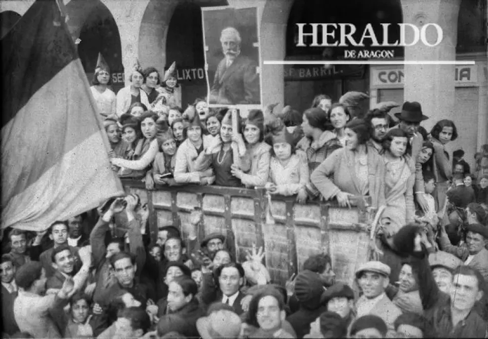 El 14 de abril de 1931 Zaragoza saludó con entusiasmo la proclamación de la segunda república española. Se celebró una gran manifestación de júbilo en las calles de Zaragoza con banderas republicanas. En la fotografía, una carroza desfilando con un retrato de Pablo Iglesias.