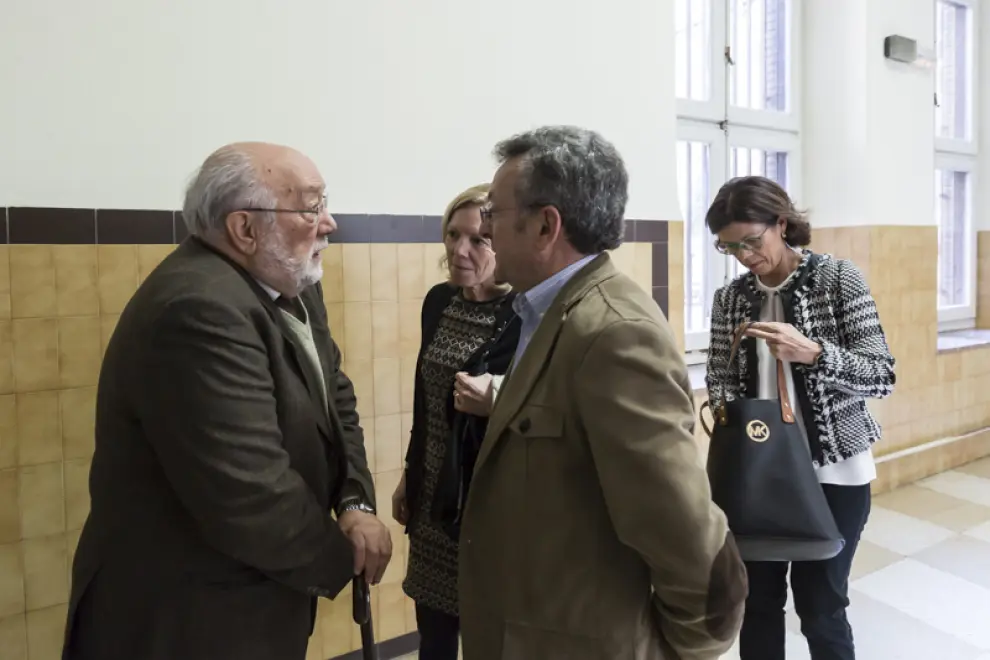 Fernández Clemente recibió el cariño de los profesores de la Facultad de Economía.