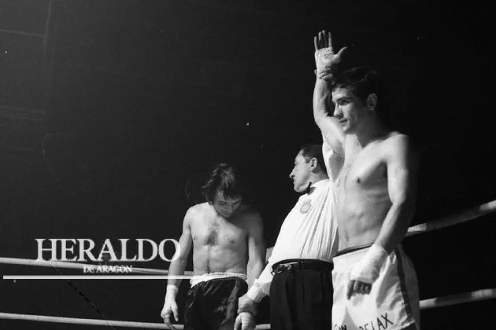 El 19 de abril de 1975 el boxeador aragonés Perico Fernández revalidaba su título de campeón del mundo de boxeo en la categoría de superligeros. La foto captura el momento de su victoria en el combate celebrado en Zaragoza el 4 de enero de 1976 contra Araujo