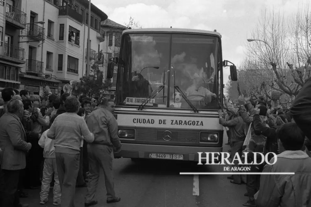 30 aniversario de la tercera Copa del Rey del Real Zaragoza. Zaragocistas celebrando la victoria ante la llegada del autobús que lleva al equipo a la plaza del Pilar.