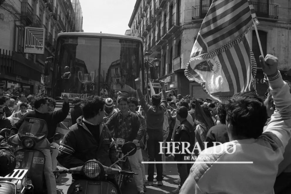 30 aniversario de la tercera Copa del Rey del Real Zaragoza. Zaragocistas celebrando la victoria por las calles ante la llegada del autobús que lleva al equipo a la plaza del Pilar.