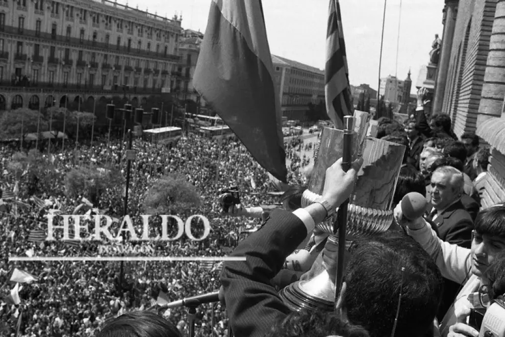 30 aniversario de la tercera Copa del Rey del Real Zaragoza. Celebración en el balcón del Ayuntamiento ante cientos de zaragocistas en la plaza del Pilar.