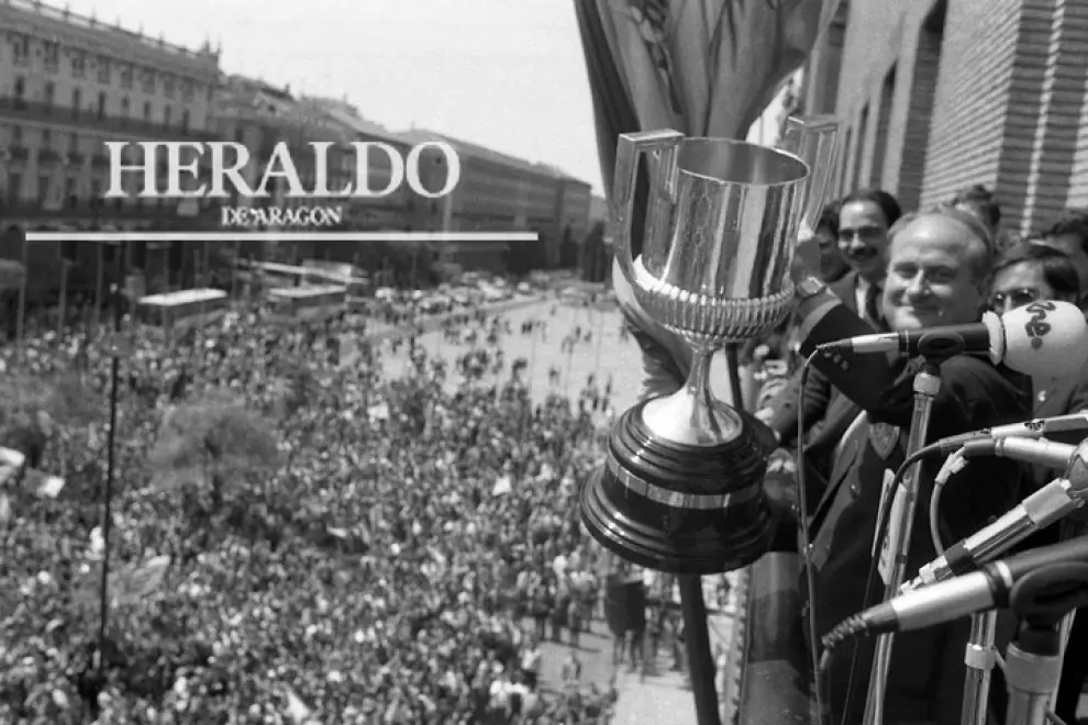 30 aniversario de la tercera Copa del Rey del Real Zaragoza. Celebración en el balcón del Ayuntamiento ante cientos de zaragocistas en la plaza del Pilar. El entrenador Luis Costa en el balcón del Ayuntamiento celebrando la victoria.