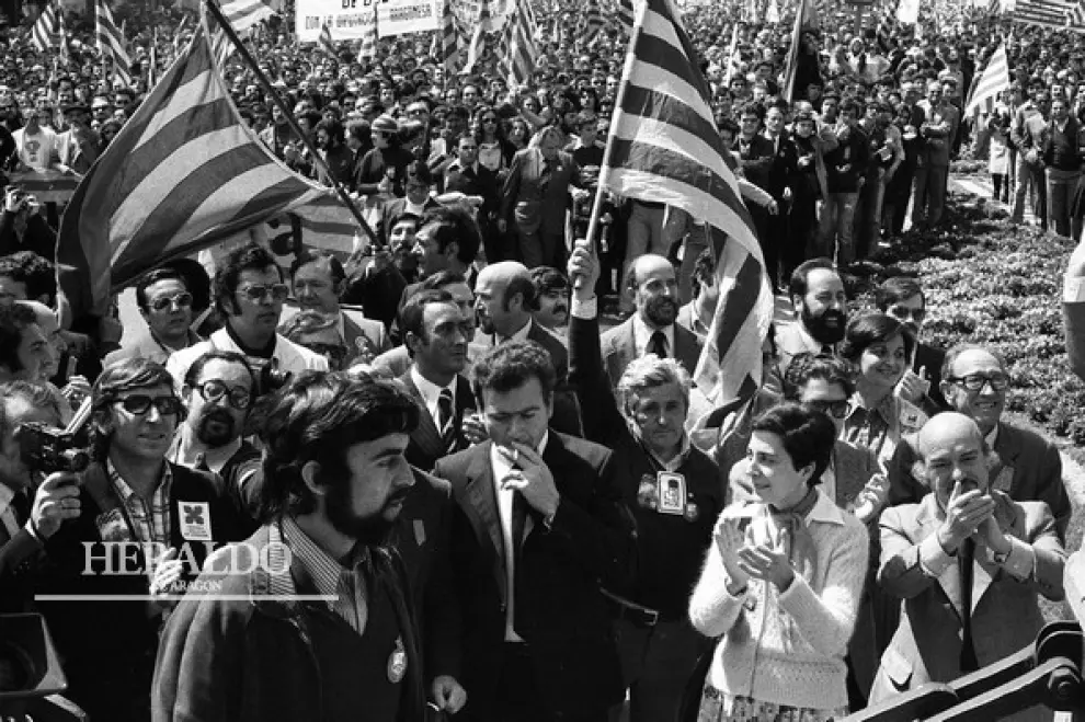 Manifestación por la autonomía de Aragón en Zaragoza 23 de abril de 1978. En la foto se ve entre la multitud a Emilio Gastón, Jaime Gaspar y Ángel Cristóbal Montes