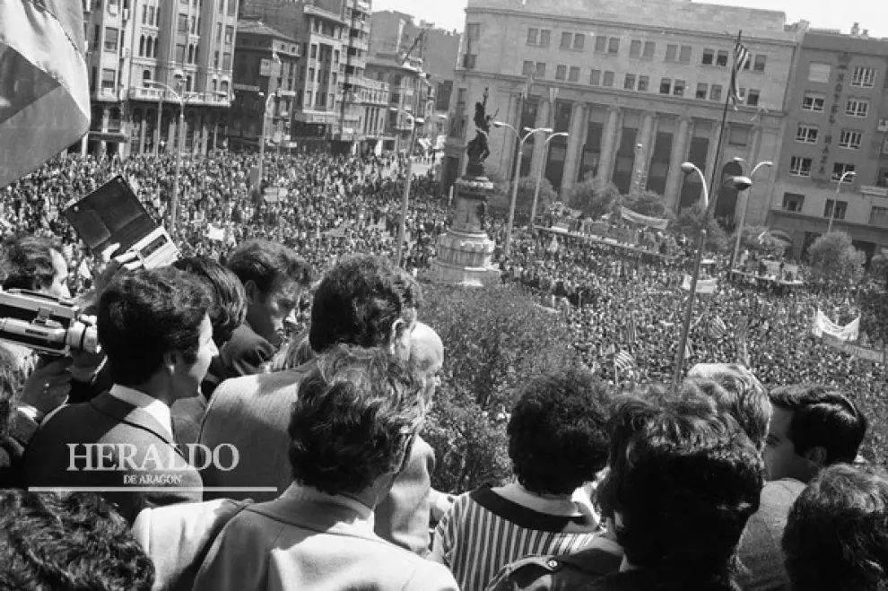 Vista de la multitud congregada en la plaza España el 23 de abril de 1978