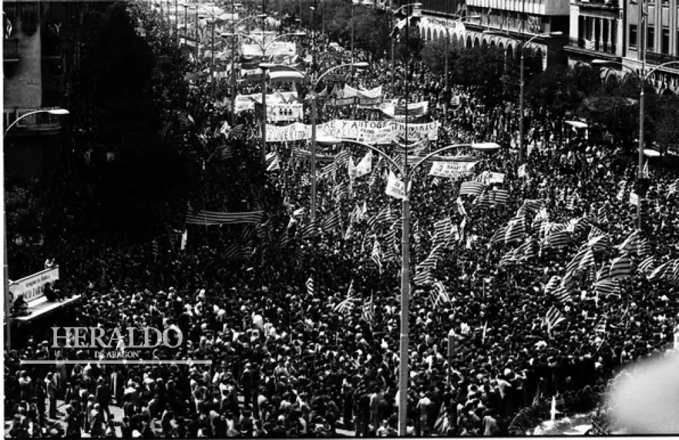 La manifestación por la autonomía de Aragón recorre el paseo de la Independencia el 23 de abril de 1978. Es la primera tras la llegada de la democracia