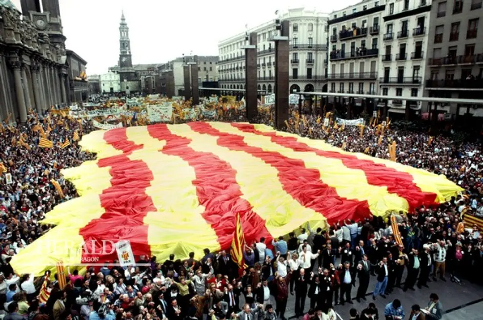 Manifestación del 23 de abril de 1993 contra el trasvase y por la autonomía. Los manifestantes despliegan una bandera gigante en la plaza del Pilar de Zaragoza