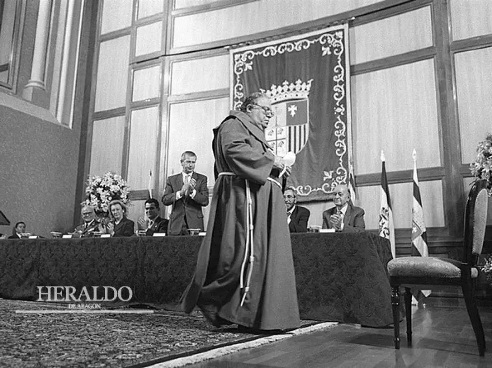 Isidoro Lezcano, superior de los Hermanos Franciscanos de la Cruz Blanca, tras recoger el Premio Aragón 1997 de la DGA