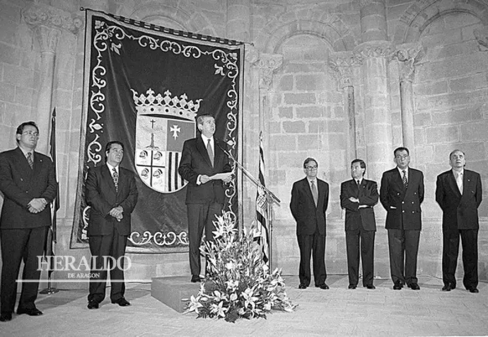 Discurso institucional de Santiago Lanzula en los actos por del Día de Aragón en Huesca el 22 de abril de 1997. En la foto, el presidente del Gobierno aragonés junto al alcalde de Huesca y tres de sus consejeros, en el Museo Provincial