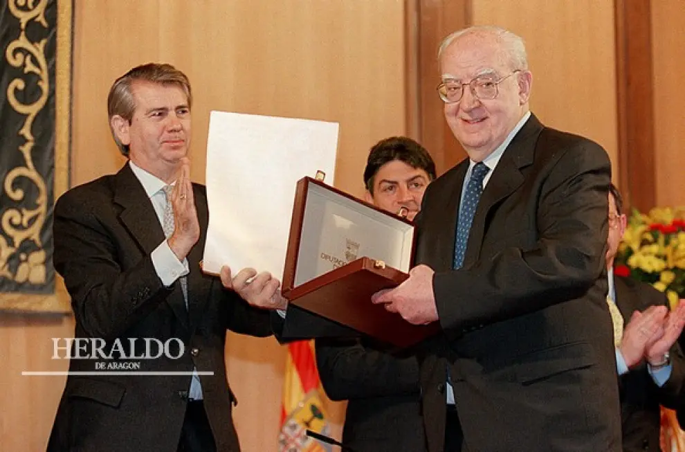El director de cine aragonés José Luis Borau recibe el Premio Aragón 1998 de la DGA