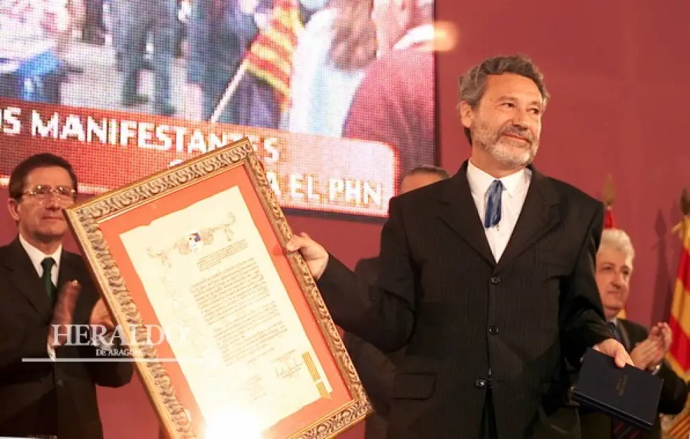 El periodista aragonés Luis del Val recoge el Premio Aragón 2001, en representación de los ciudadanos que han salido a la calle contra el trasvase