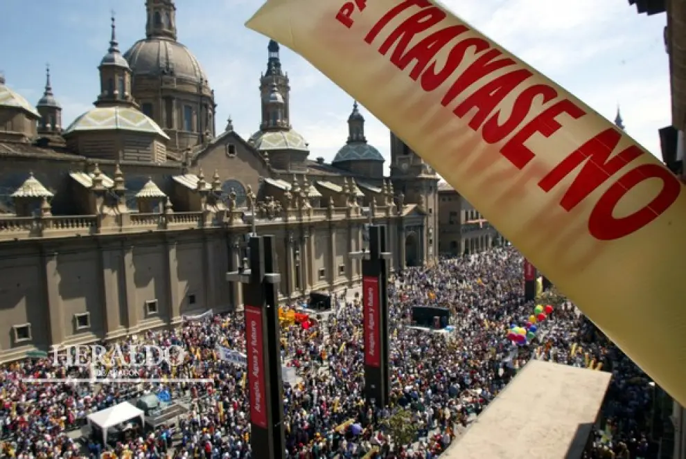 Multitudinaria manifestación contra el trasvase en la plaza del Pilar de Zaragoza el 23 de abril de 2002