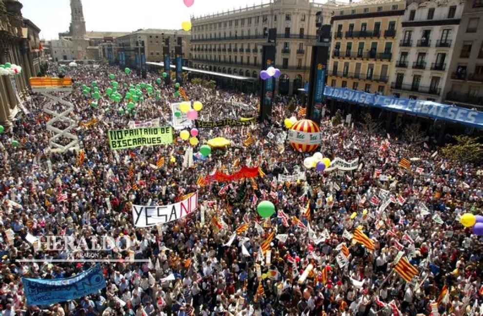 La plaza del Pilar llena de manifestantes contra el trasvase y el PHN