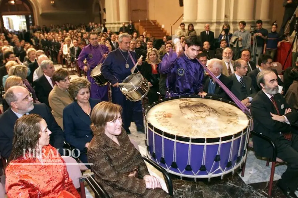 Los tambores de Calanda intervienen al inicio de la ceremonia de entrega de los Premios Aragón 2004