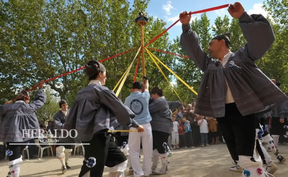 Villanueva de Gállego recupera su dance y lo muestra en una exhibición durante el día de San Jorge en 2008